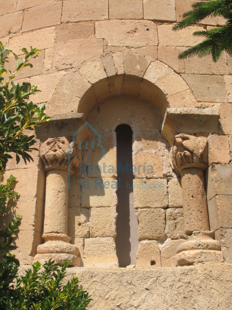 Ventana central del ábside central