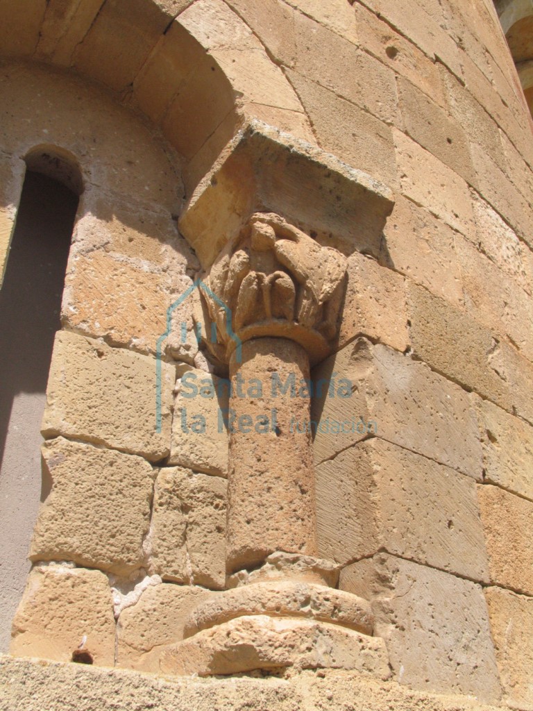 Detalle del capitel de la ventana central del ábside central