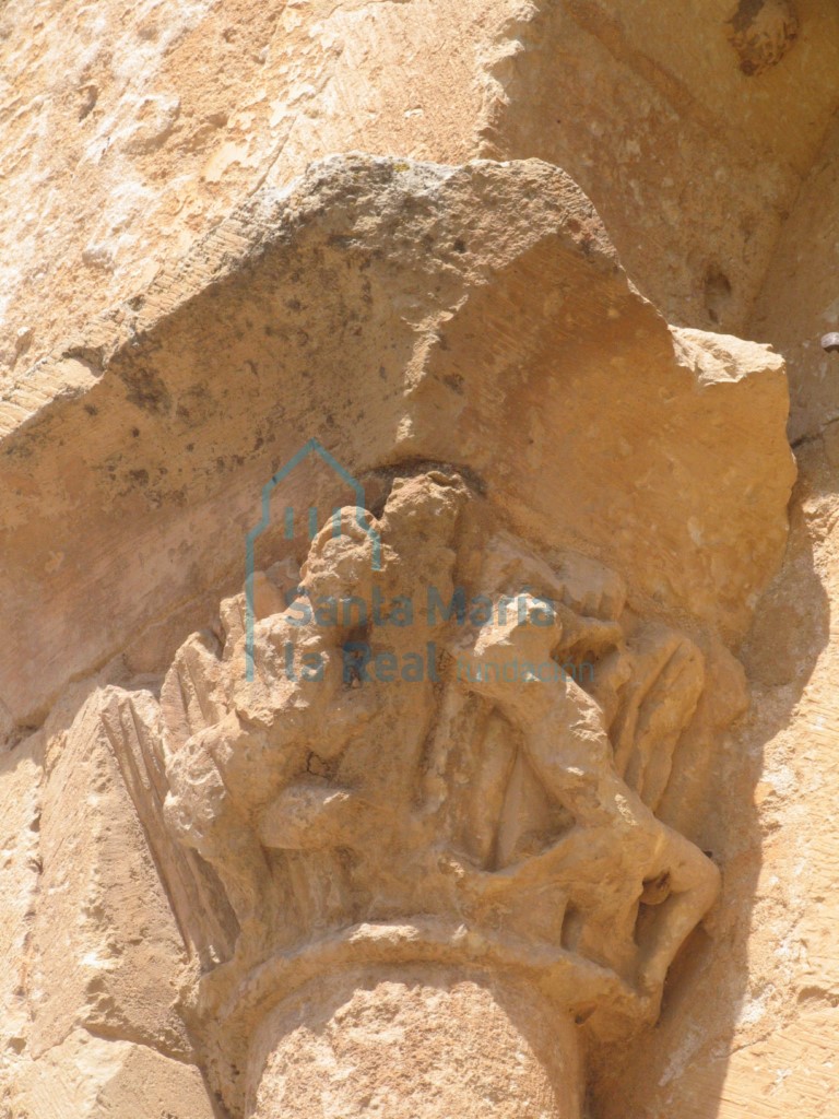 Capitel de la ventana meridional del ábside central