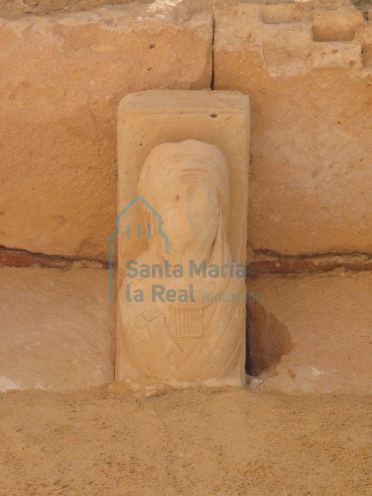 Canecillo de una figura humana en la cabecera