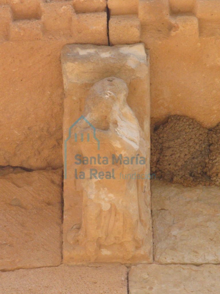 Canecillo de una figura humana en la cabecera