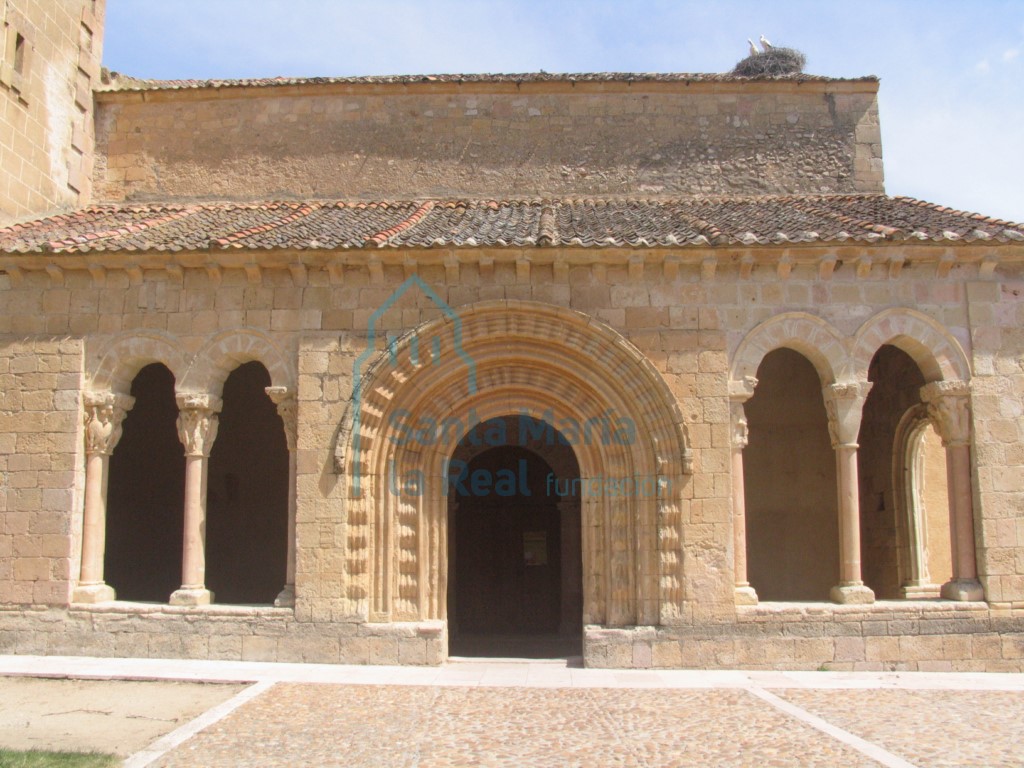 Portada meridional del pórtico