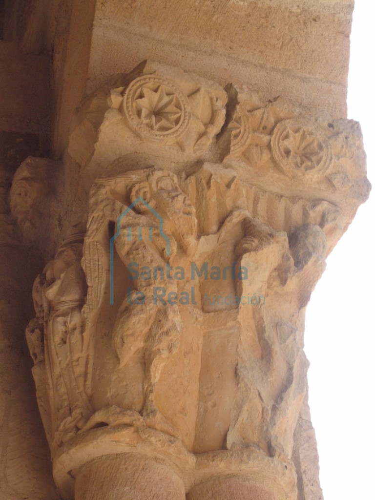 Capitel del pórtico. Figuras demoníacas