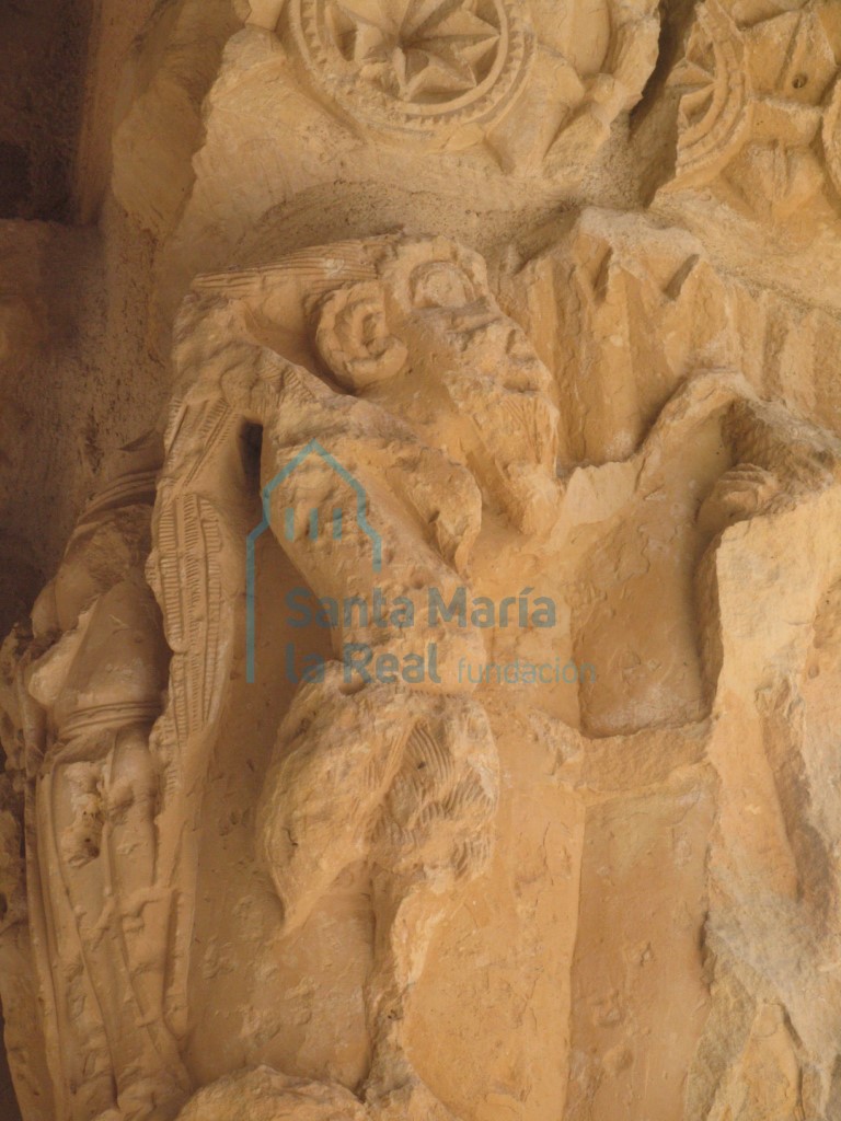 Detalle de un capitel del pórtico. Figura demoníaca