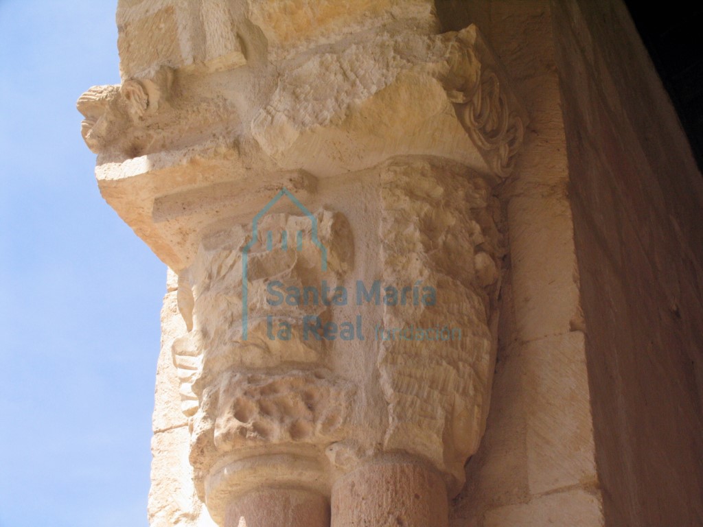 Capitel del pórtico