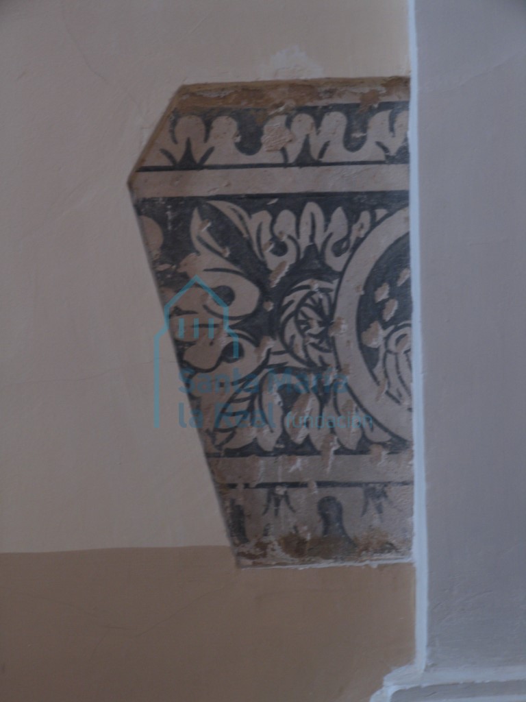 Restos de frisos decorativos en el interior