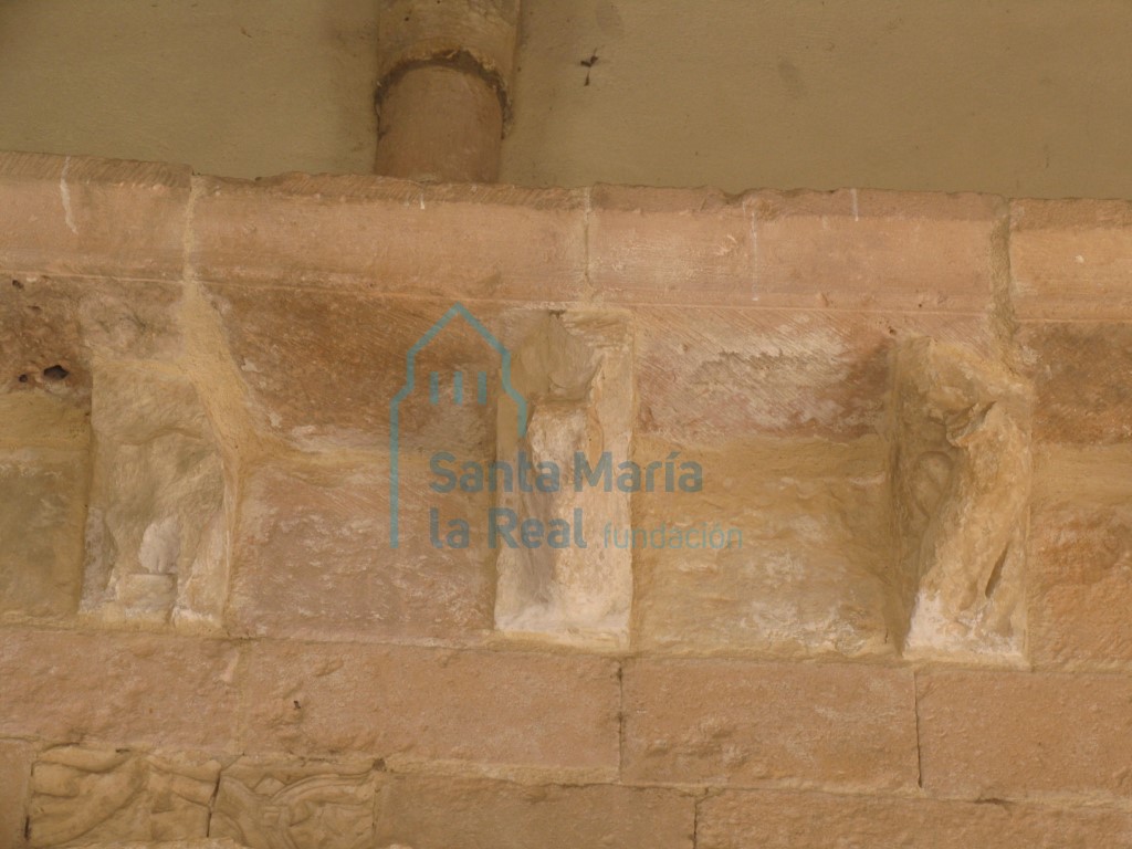 Canecillos del tejaroz de la portada