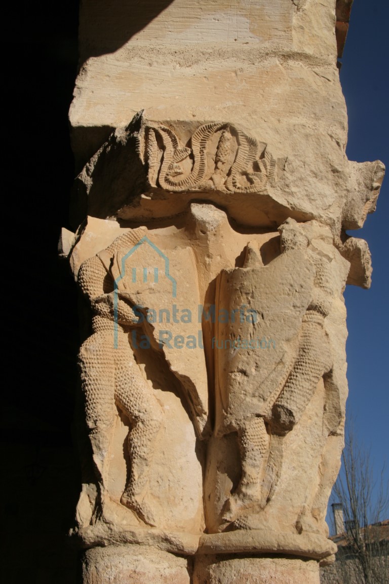 Capitel del pórtico. Lucha de dos guerreros con cota de malla