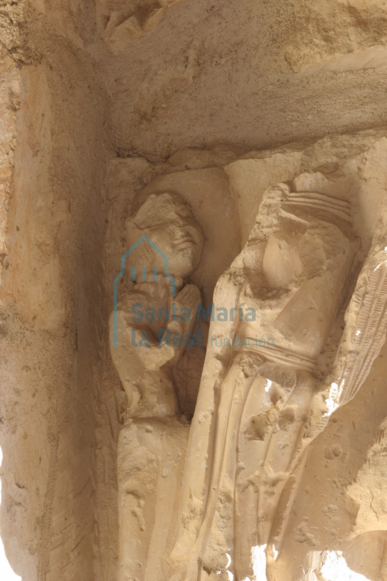 Capitel del pórtico. Dos figuras humana