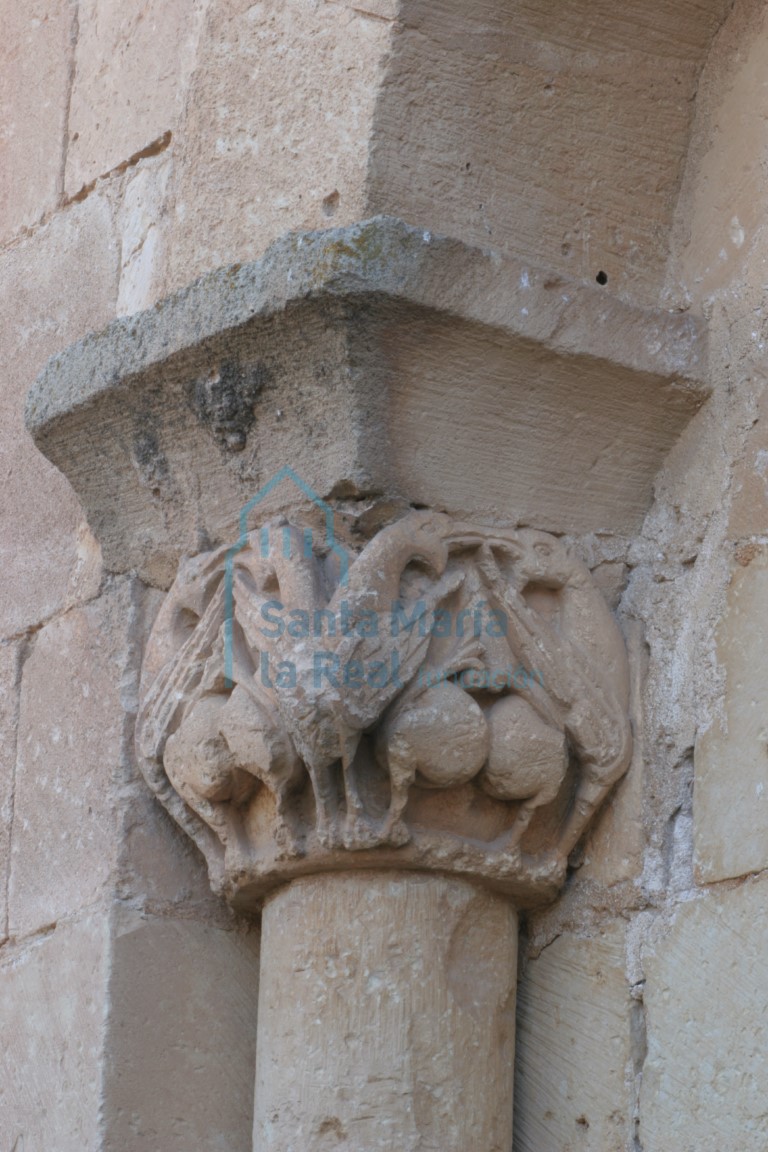 Capitel de la ventana central del ábside central