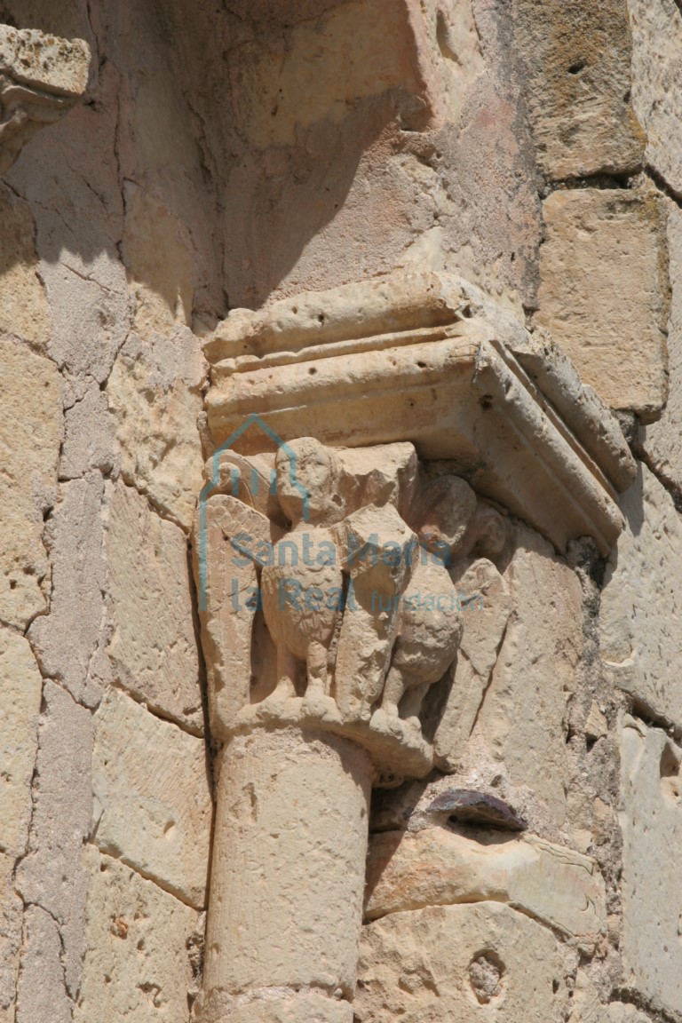 Vista del capitel derecho de la aspillera del ábside