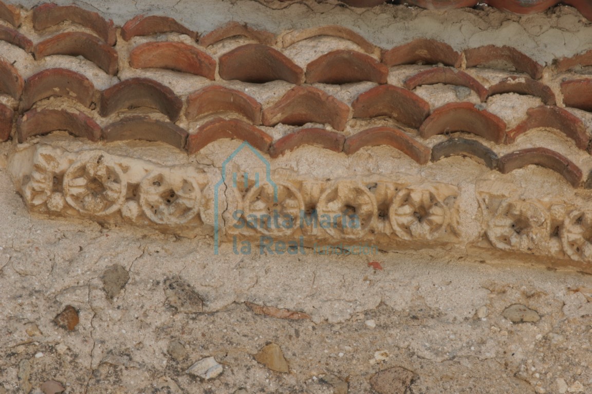 Detalle de la cornisa de la fachada meridional