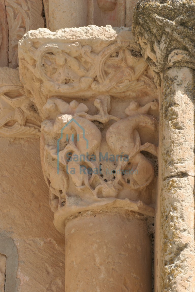 Vista del capitel derecho de la portada meridional