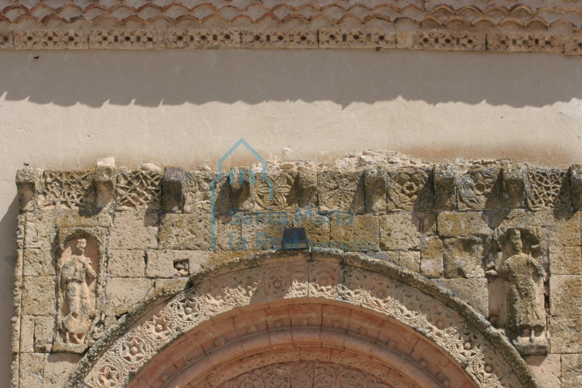 Detalle del tejaroz que remanta el antecuerpo de la portada meridional
