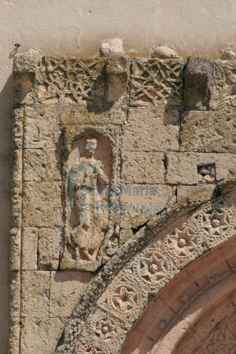 Detalle de la enjuta izquierda, relieve de un personaje babarbado con túnica