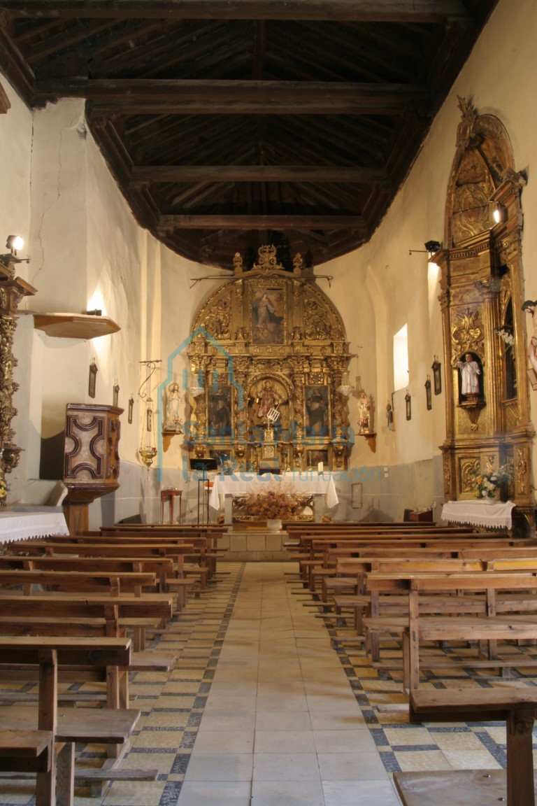 Vista del interior de la iglesia desde los pies