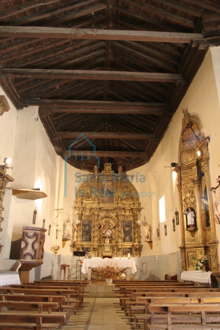 Vista del interior de la iglesia desde los pies