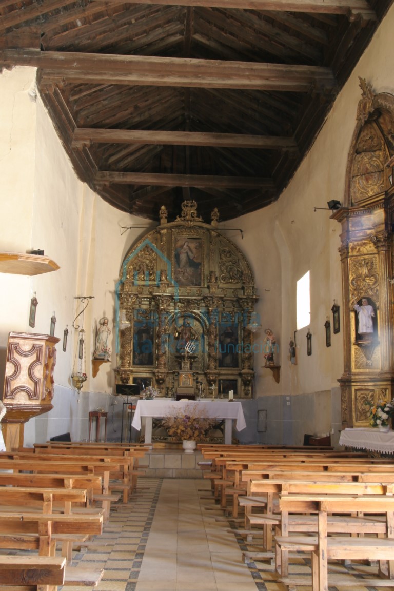 Vista del interior de la iglesia desde los pies