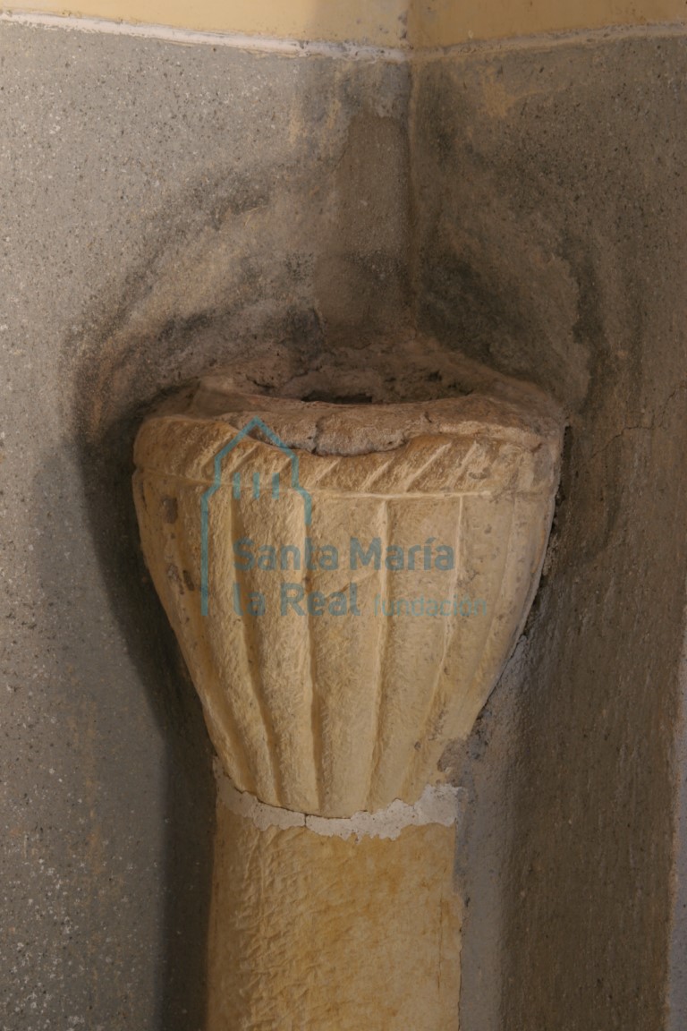 Detalle de la pila aguabenditera
