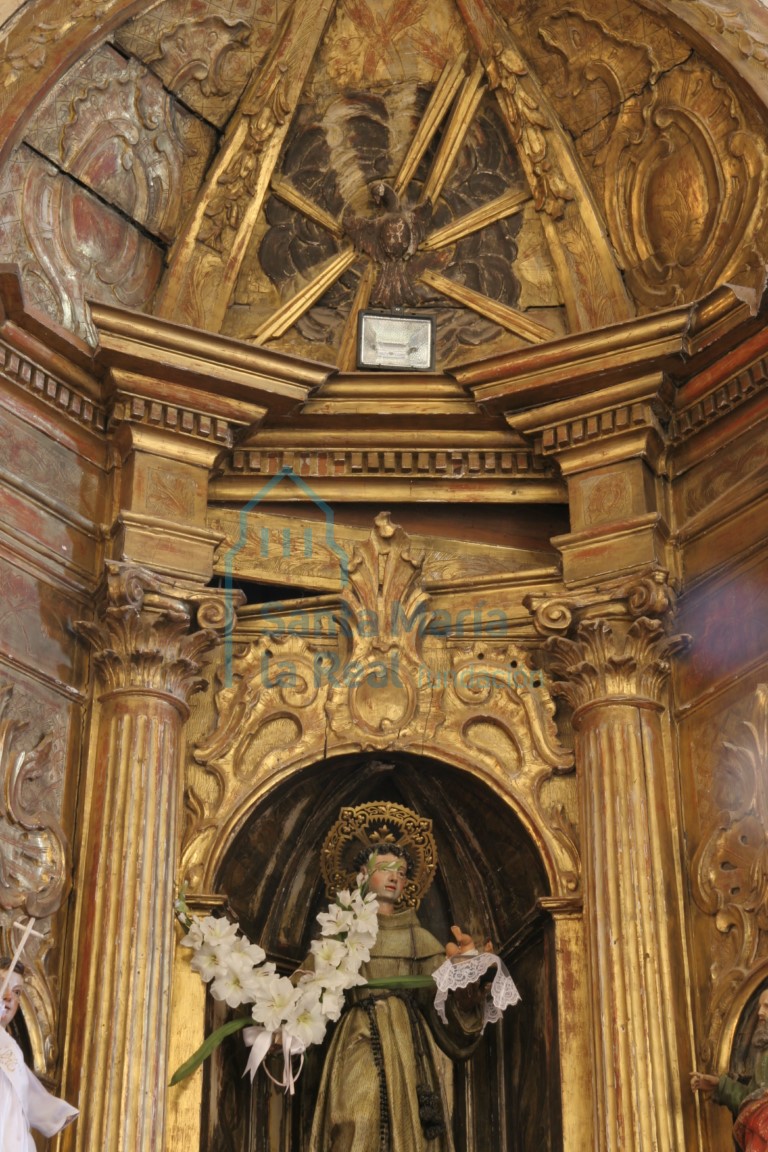 Detalle del altar barroco de uno de los laterales del nave