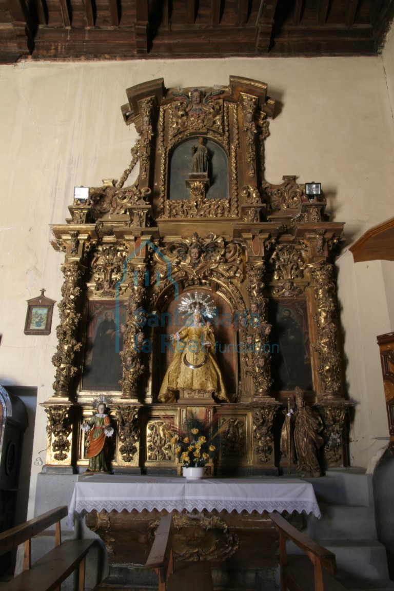 Altar barroco en el lado izquierdo de la nave