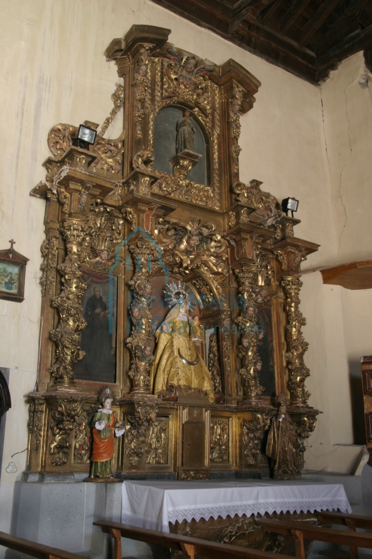 Altar barroco en el lado izquierdo de la nave