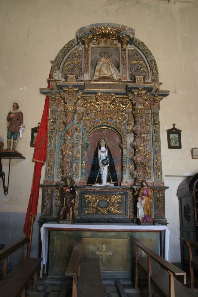 Vista de un altar en el lado izquierdo de la nave