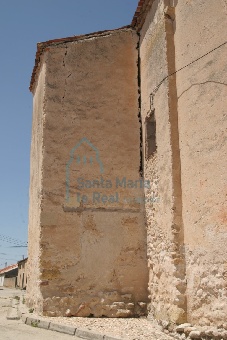 Vista de un contrafuerte de la iglesia