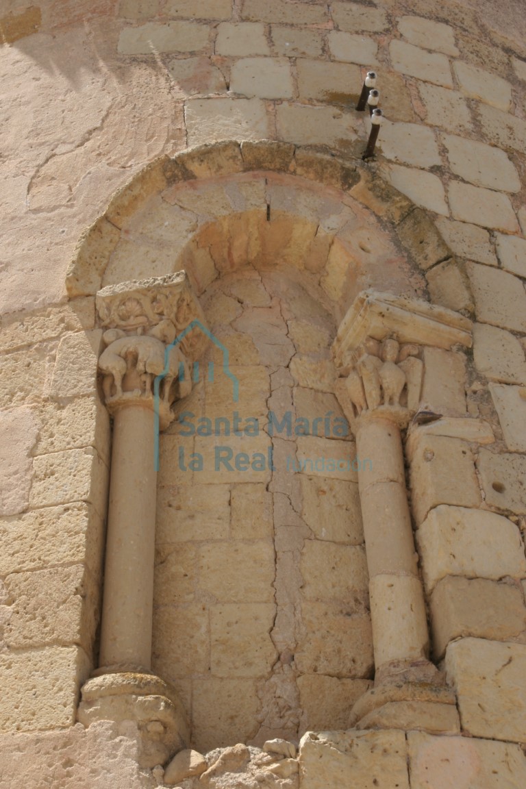Vista de la aspillera del ábside