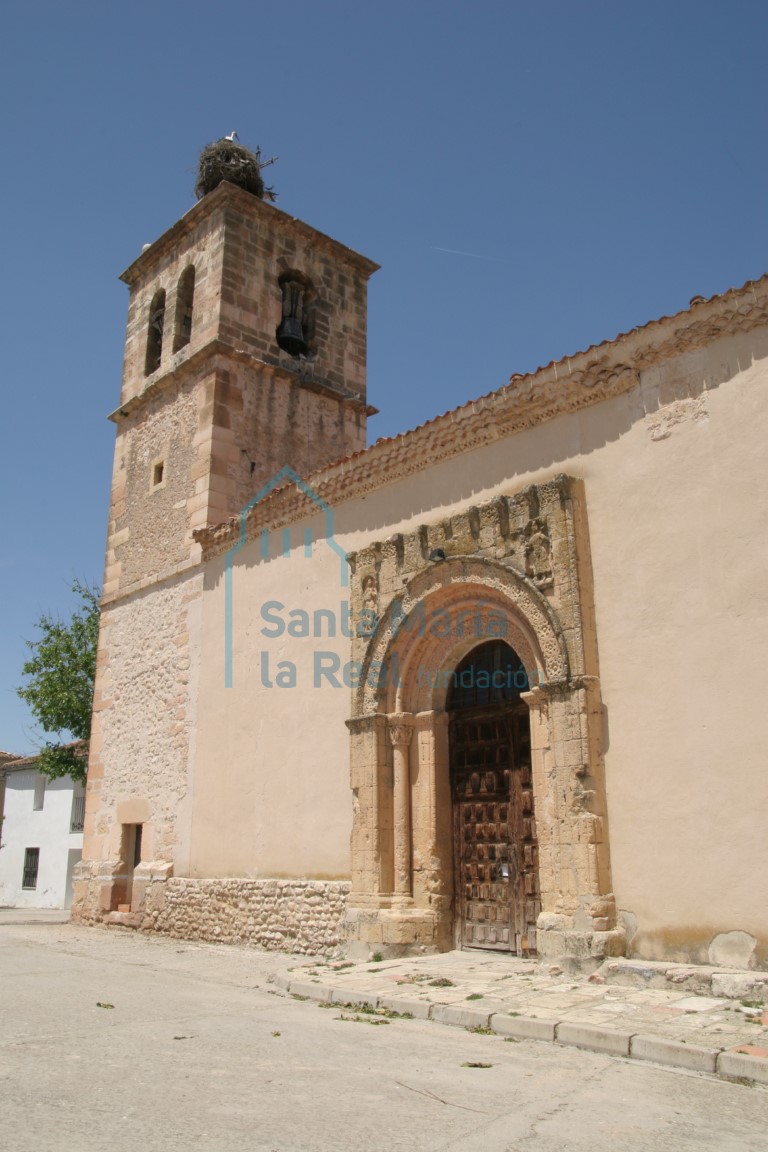 Vista de la fachada meridional de la iglesia Vista de la fachada meridional de la iglesia