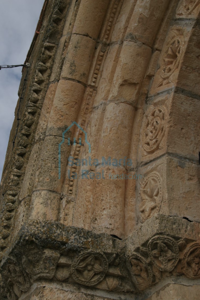 Detalle del arco de la portada