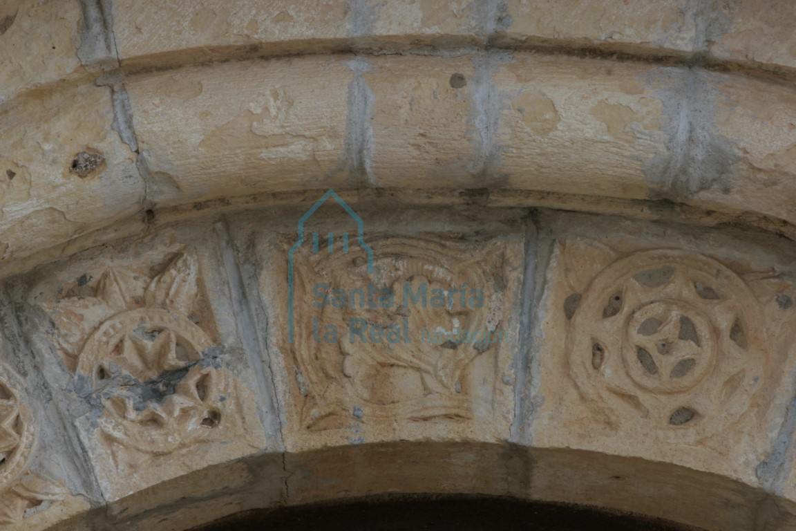 Detalle de la clave del arco de la portada