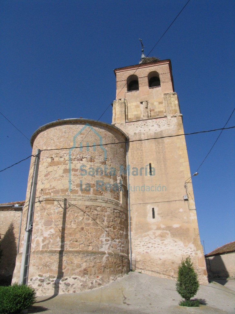Vista exterior de la cabecera y la torre