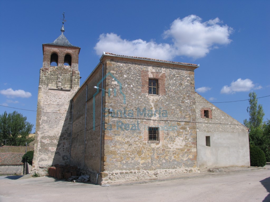 Vista de la iglesia desde el oeste