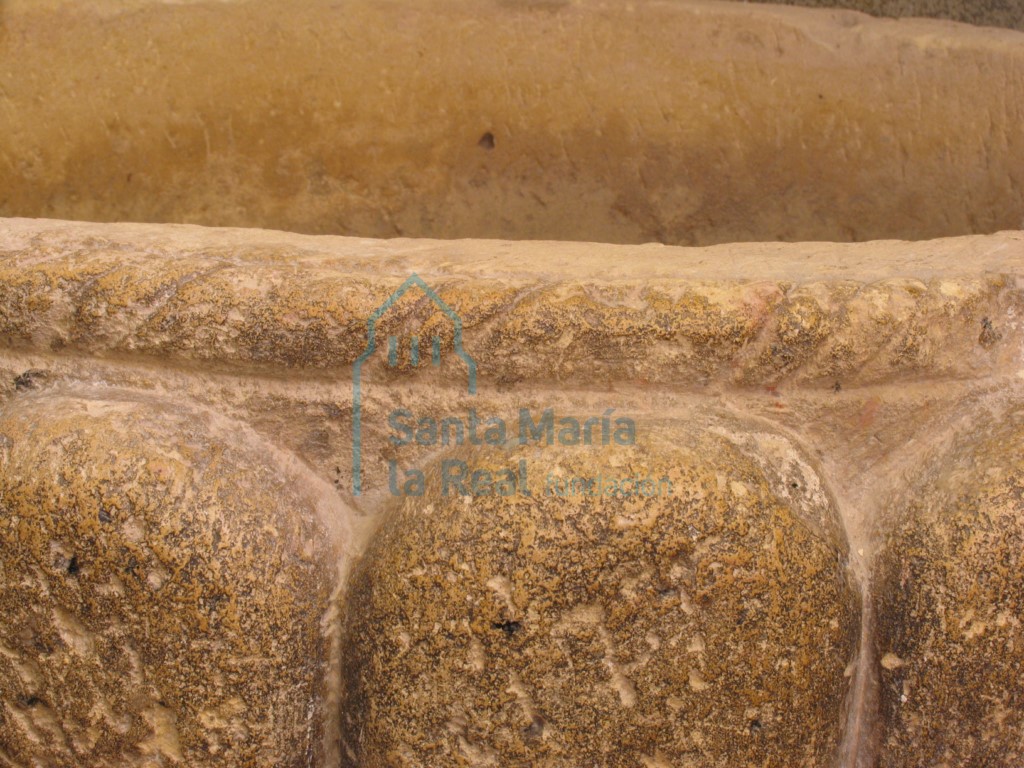 Detalle de la pila bautismal