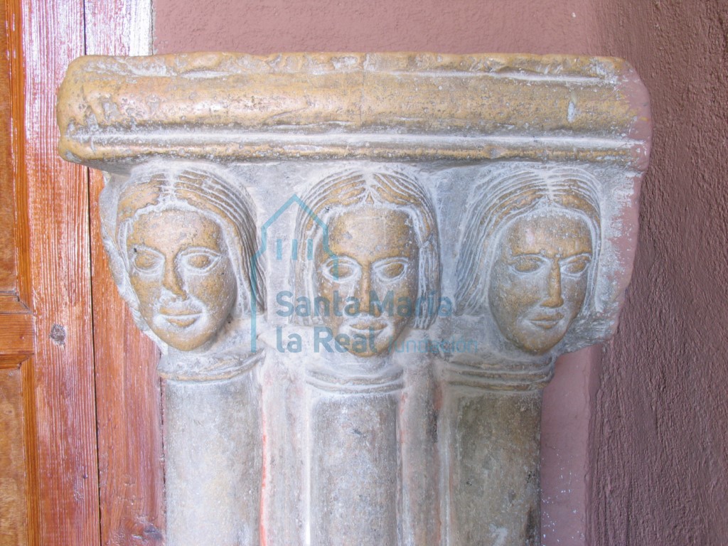 Detalle de la pila aguabenditera