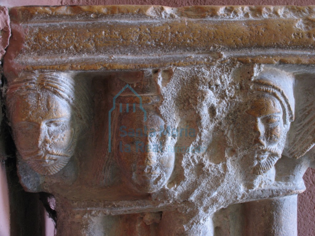 Detalle de la pila aguabenditera