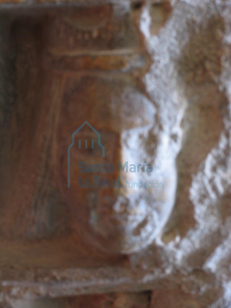 Detalle de una de las cabezas de la pila aguabenditera