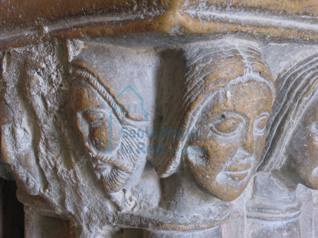 Detalle de las cabezas de la pila aguabenditera