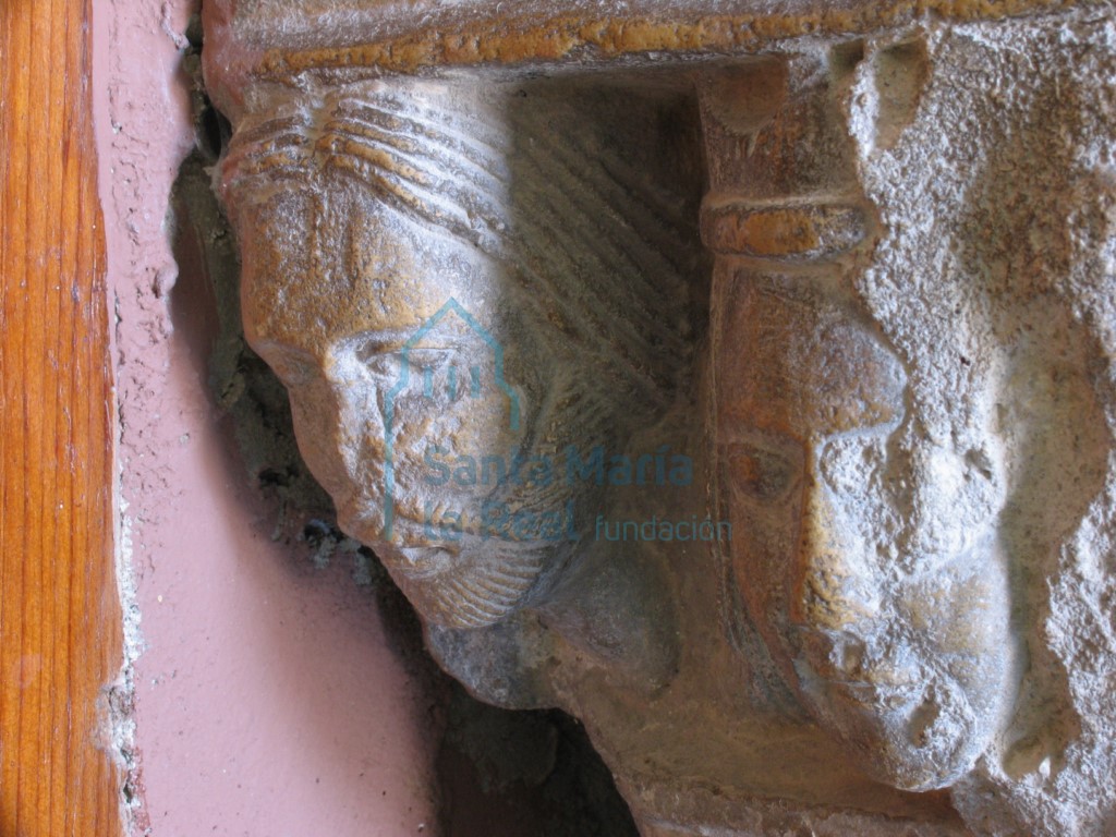Detalle de las cabezas de la pila aguabenditera