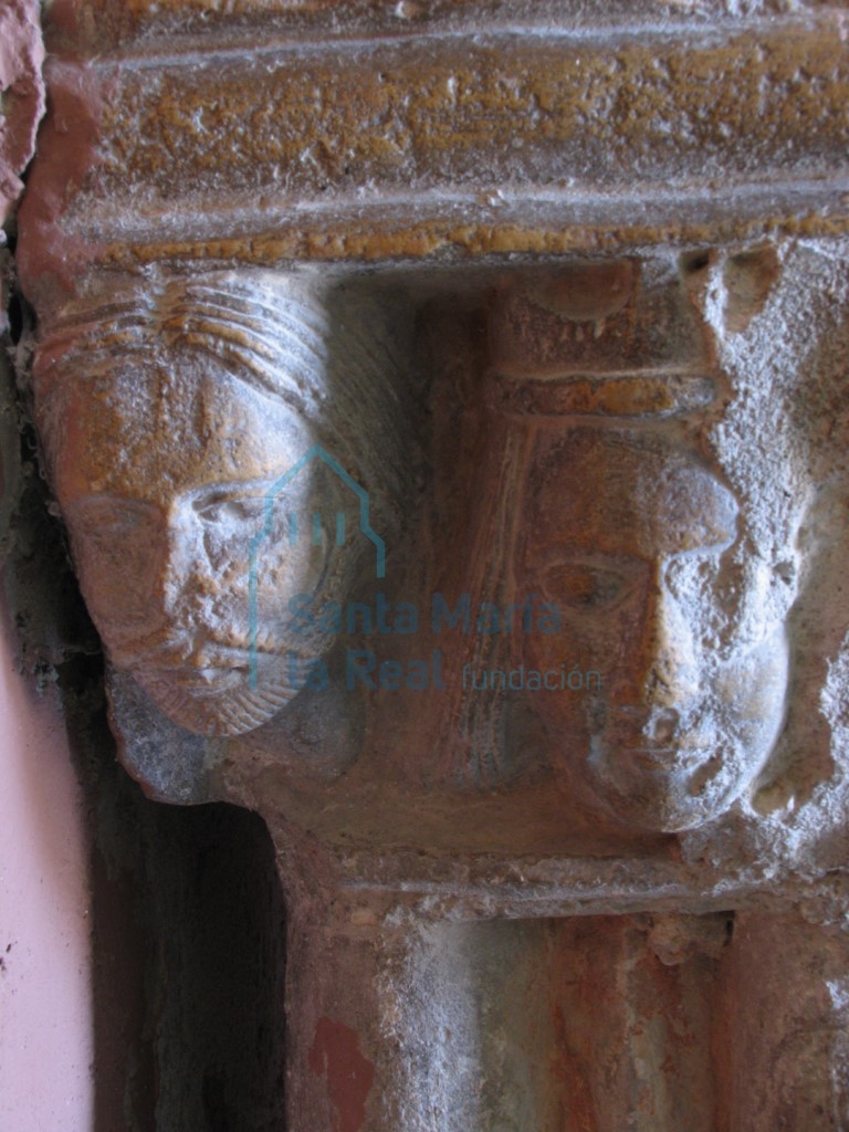Detalle de las cabezas de la pila aguabenditera