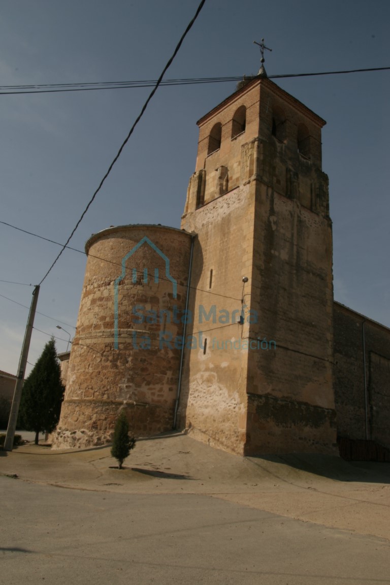 Vista de la cabecera y la torre desde el nordeste