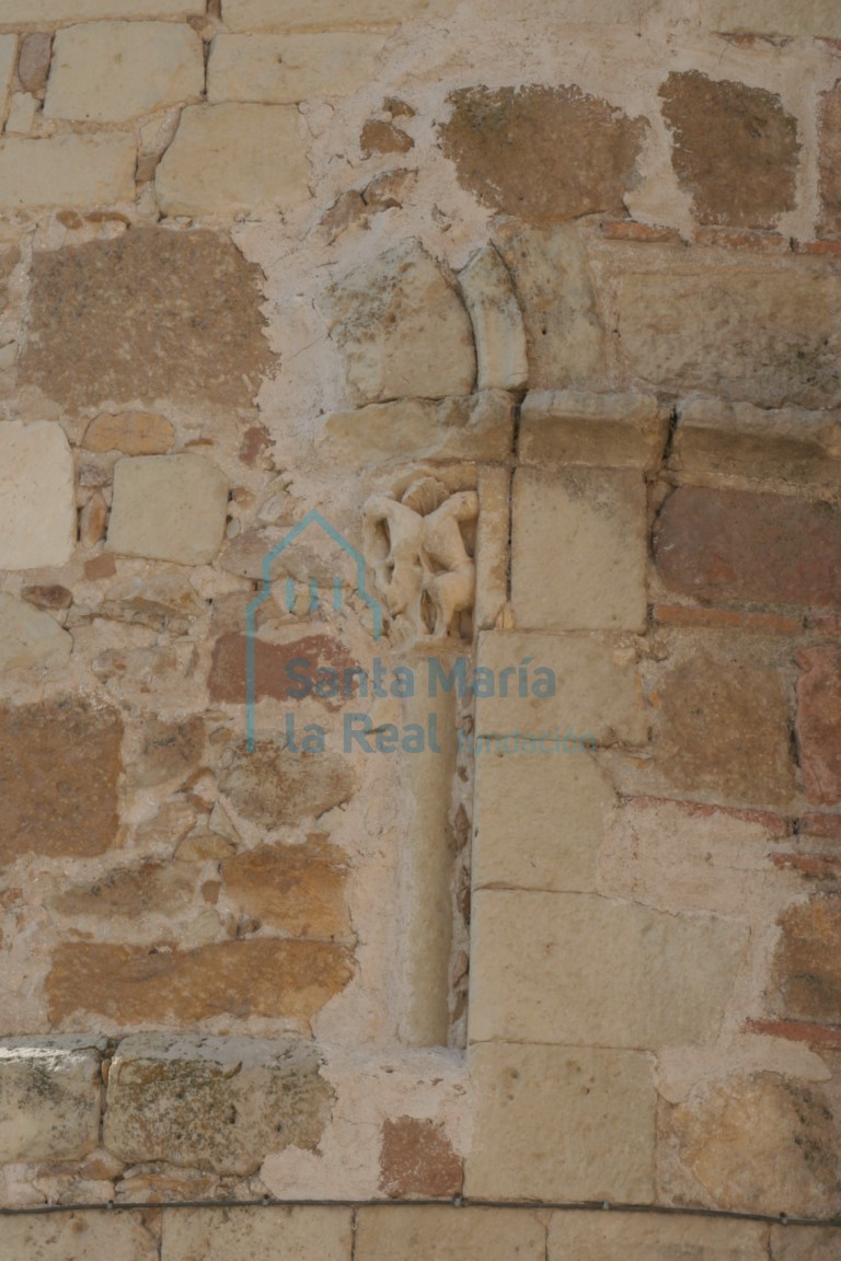 Ventana cegada del ábside