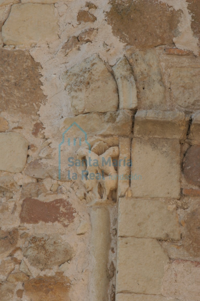 Ventana cegada del ábside
