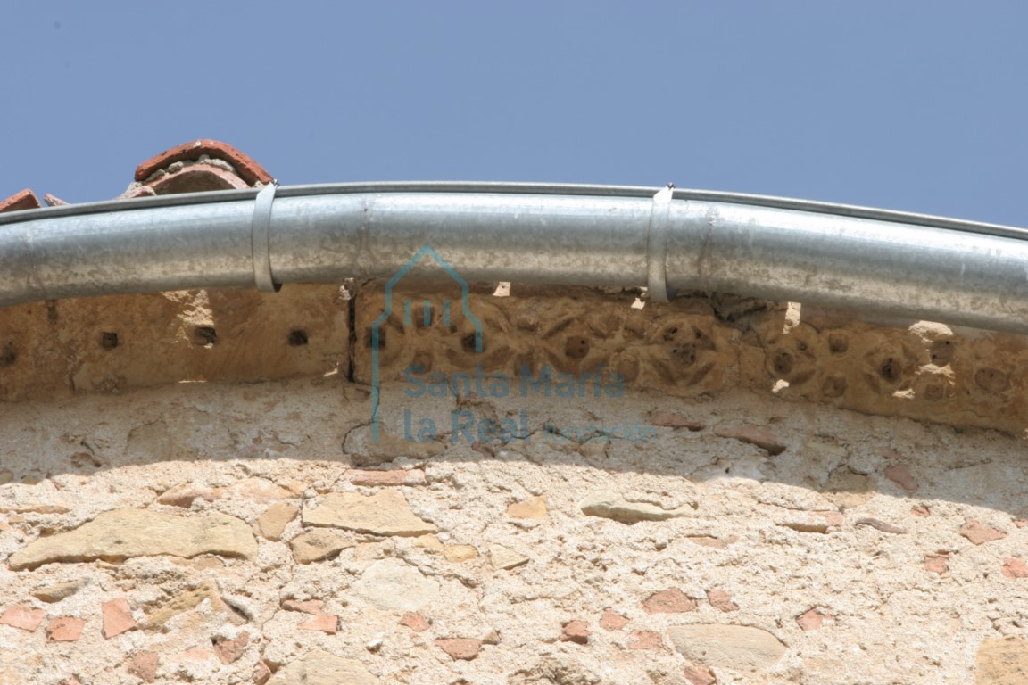 Detalle de la cornisa del ábside