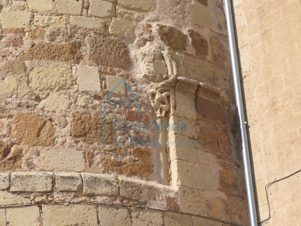 Detalle de la ventana cegada del ábside