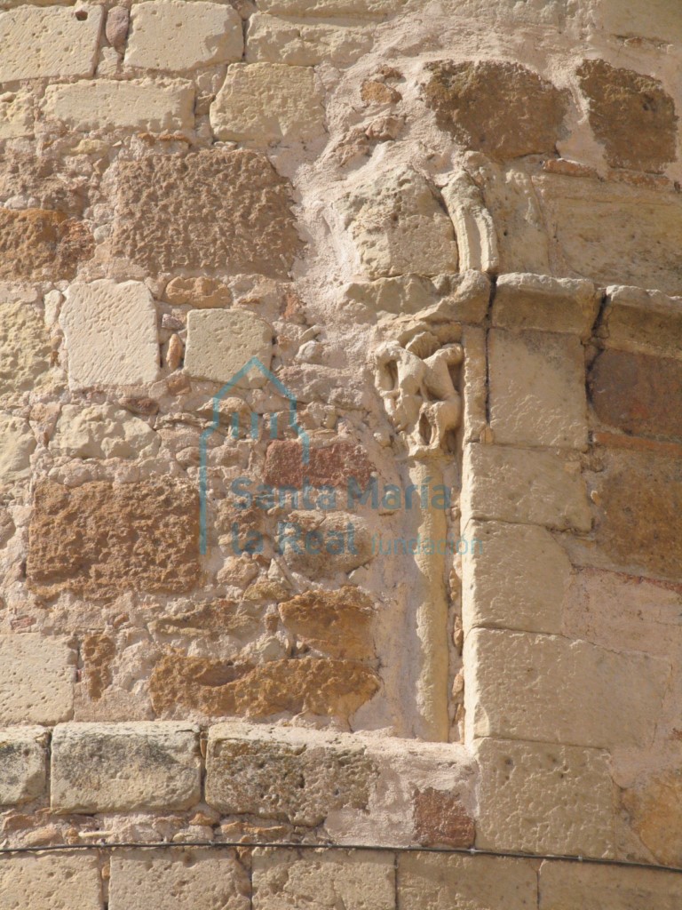 Detalle de la ventana cegada del ábside