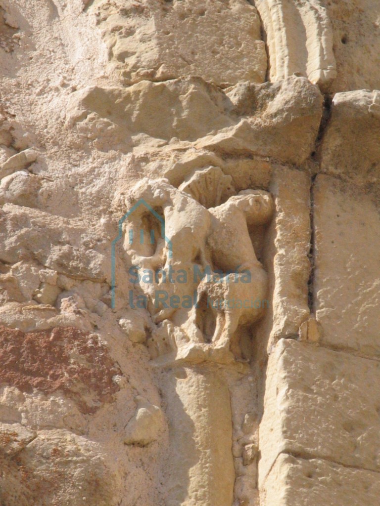Detalle del capitel de la ventana cegada del ábside