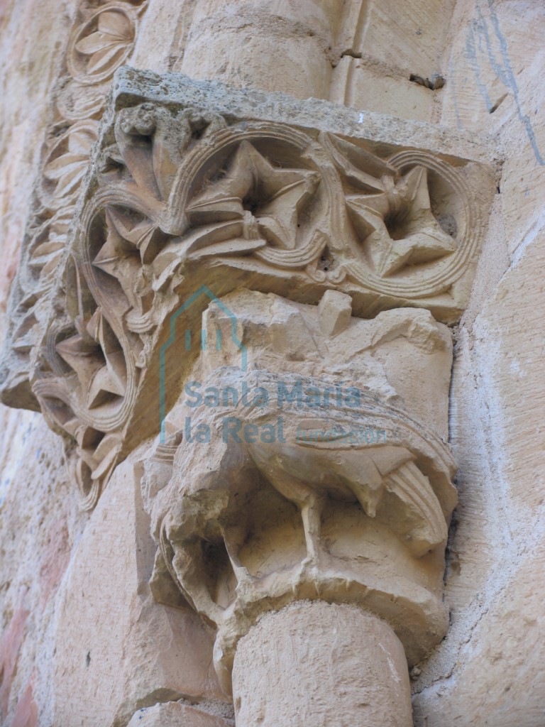 Capitel que representa una pareja de aves, en la ventana del ábside