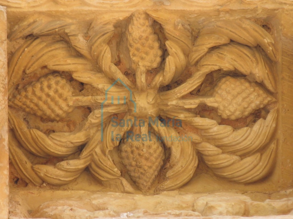 Cobija decorada con motivos vegetales, en el tejaroz